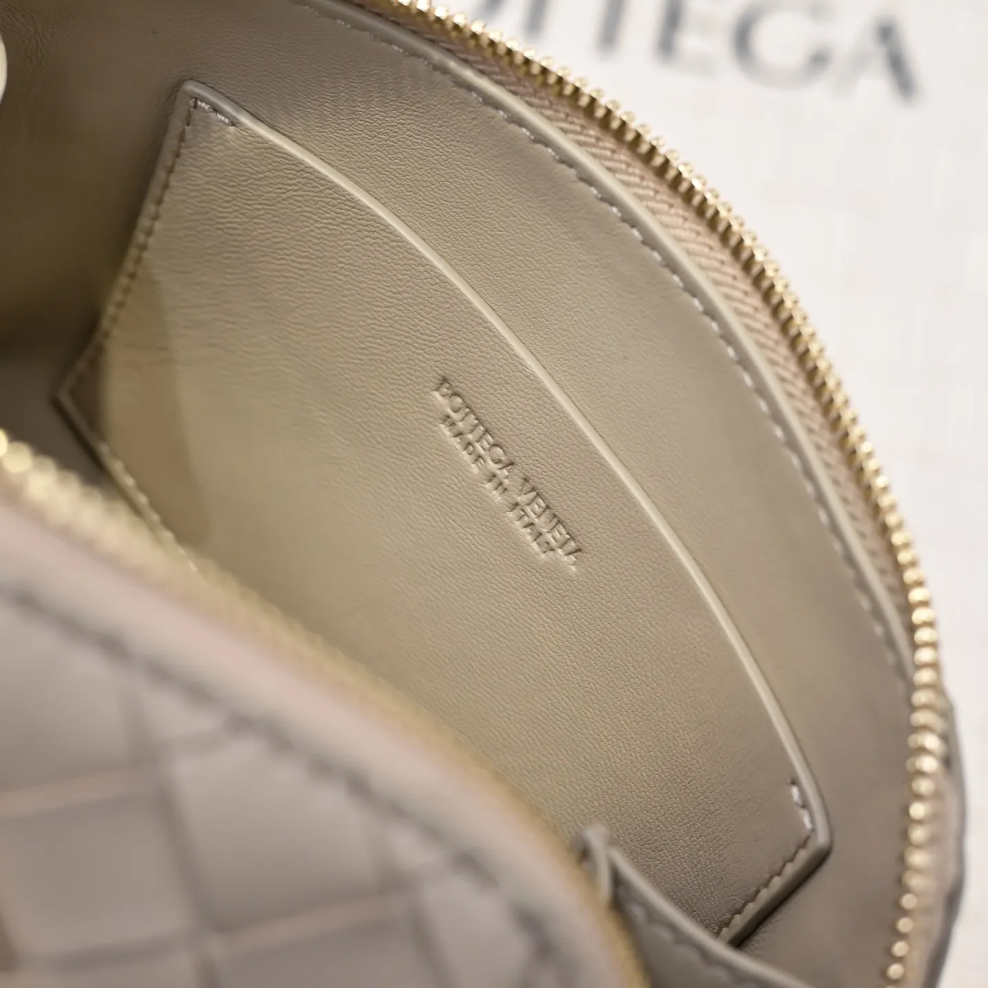Batch 1260 #Bv The new Concert pouch is the most beautiful and practical mini bag I have ever seen 🎈 The bag body adopts the classic lntrecciato weaving process✅ It is equipped with a leather double-headed zipper, the opening is wide, easy to take and put, the shoulder strap knot can be slid to adjust the length freely, that is, 🉑️crossbody/underarm, and can be used as a clutch bag. Small body, large capacity, so practical! The key is that it is extremely versatile! Come and buy this small, exquisite, beautiful and versatile bag 👍 Model: 4258 Size: 18.5*11.5*8.5